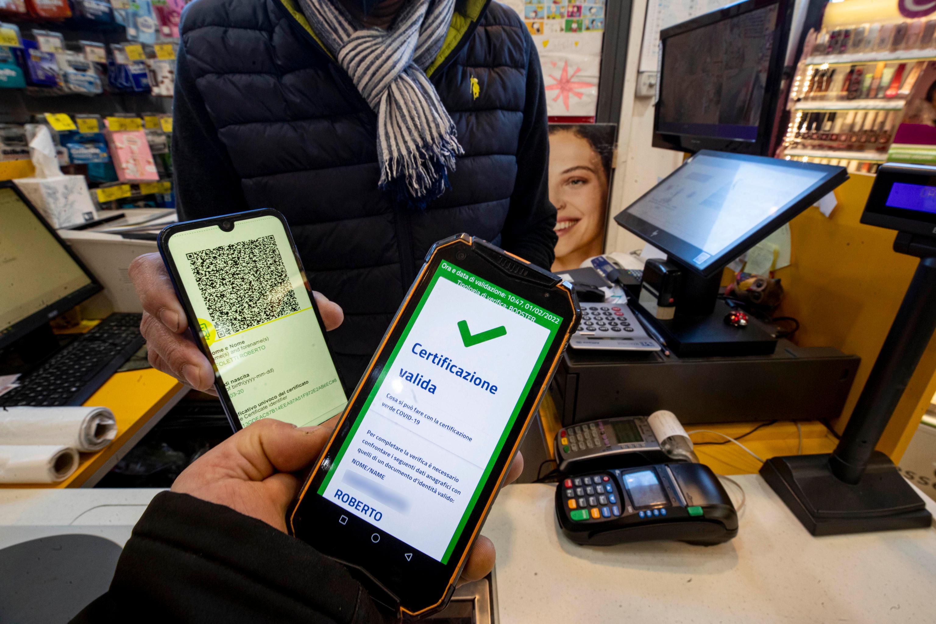 Falsi green pass a 300 euro: perquisizioni a Olbia e in 14 province italiane 