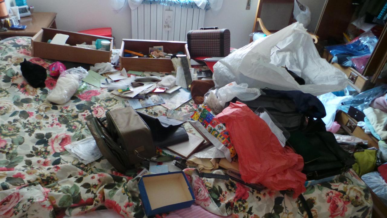 Una camera da letto dopo il passaggio dei ladri