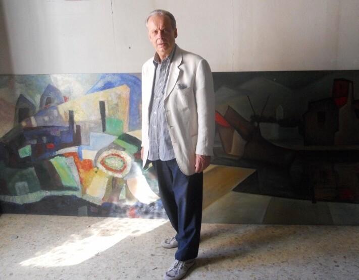 Il maestro Gaetano Giani Luporini davanti a una sua opera pittorica