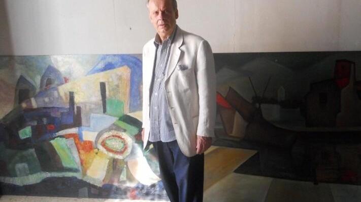 Il maestro Gaetano Giani Luporini davanti a una sua opera pittorica