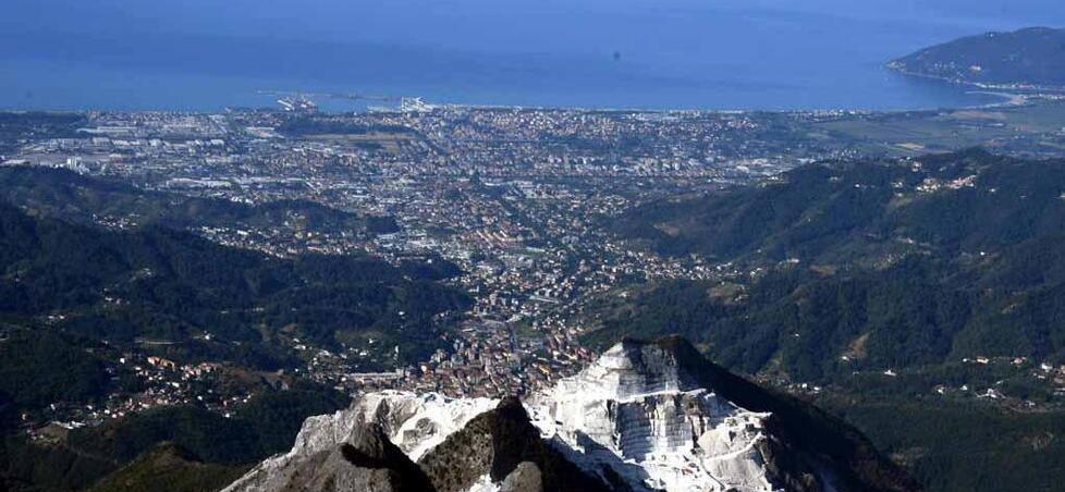 Una veduta della città dalle cave carraresi
