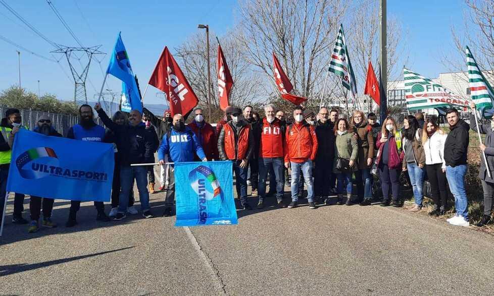 Continua lo sciopero alla Cecchi Logistica, i nodi da sciogliere: mensa e busta paga 