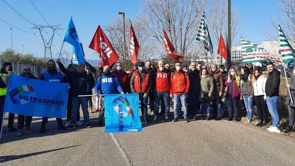 Continua lo sciopero alla Cecchi Logistica, i nodi da sciogliere: mensa e busta paga