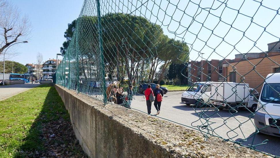 Il buco nella recinzione esterna da dove sono penetrati i vandali nella notte tra domenica e ieri