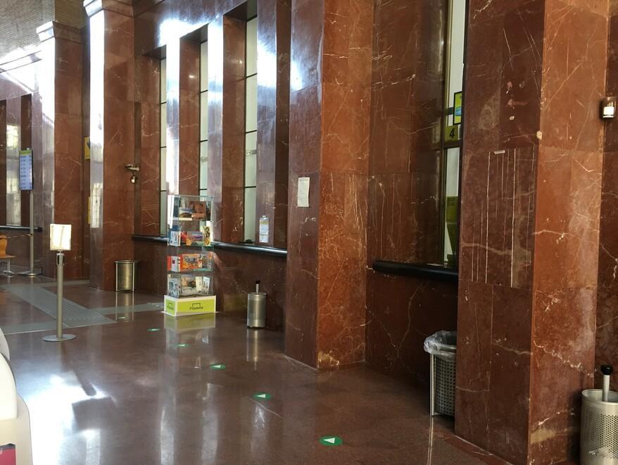 L’interno della sede centrale di Poste a Grosseto, in piazza Rosselli