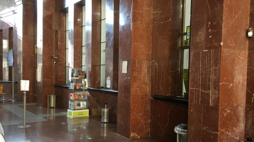 L’interno della sede centrale di Poste a Grosseto, in piazza Rosselli