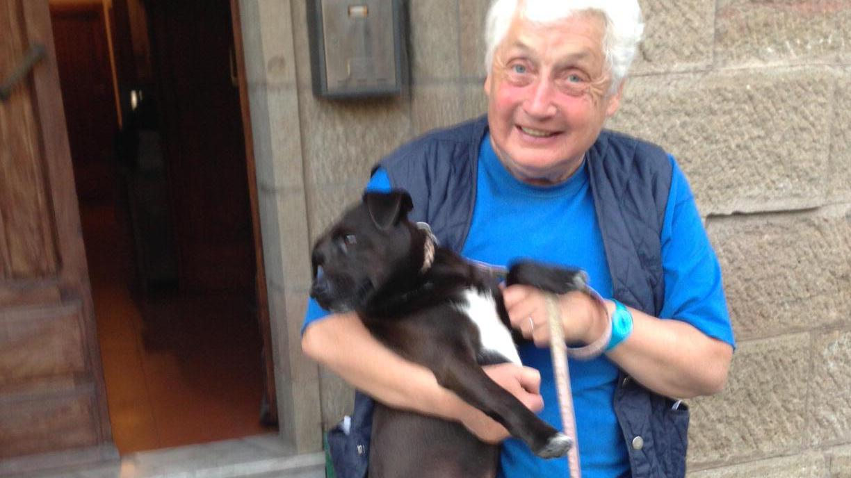 Brigitte Baumeister con Fido, uno dei suoi adorati cagnolini