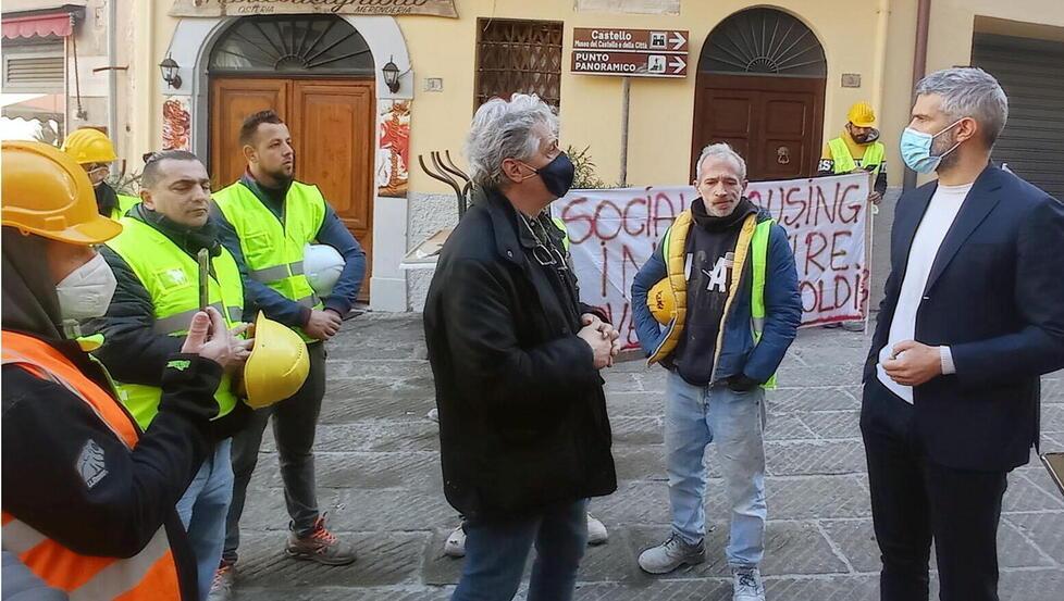 Gli operai venerdì scorso davanti al Comune con Torrenti e Ferrari