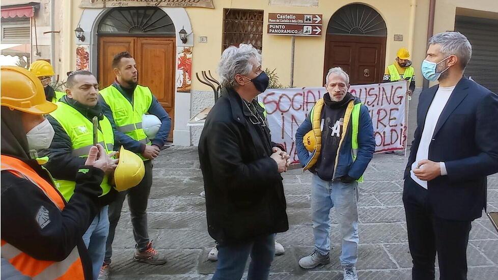 Gli operai venerdì scorso davanti al Comune con Torrenti e Ferrari