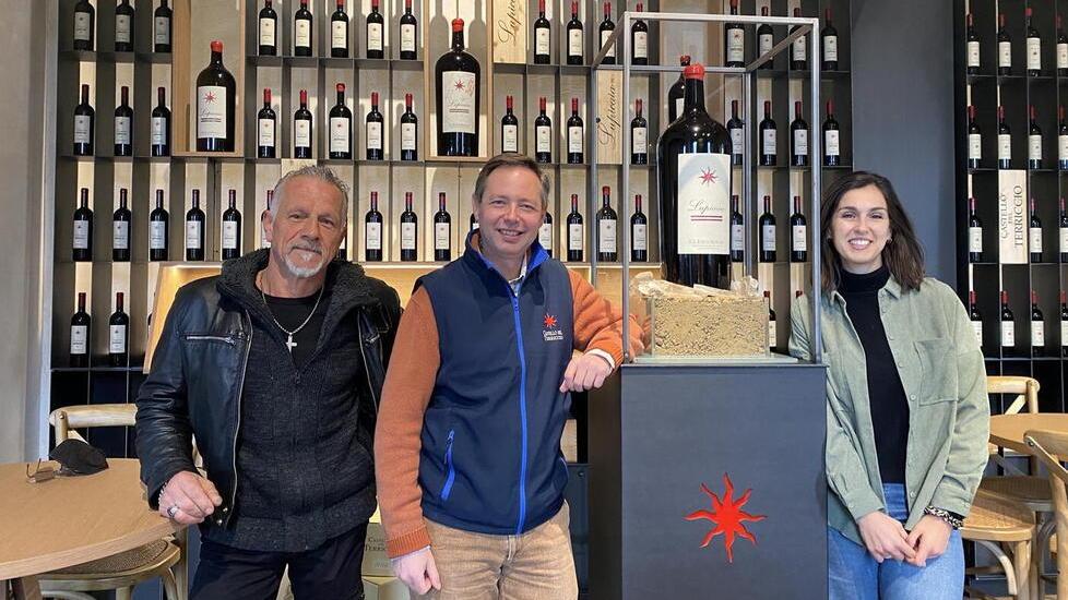 Spartaco Vadi, Vittorio Piozzo e Annalisa Gilli nella cantina dell’azienda