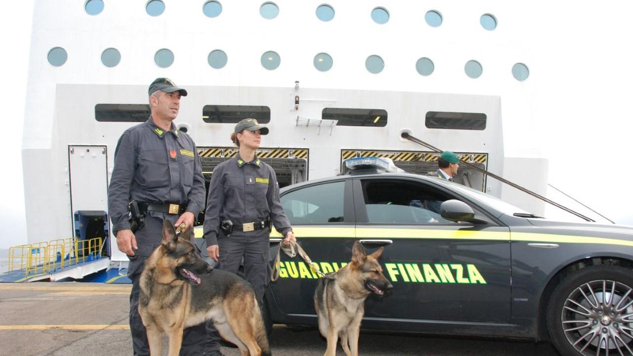 Cocaina ed eroina nel bagnoschiuma: a Porto Torres arrestato corriere proveniente da Genova