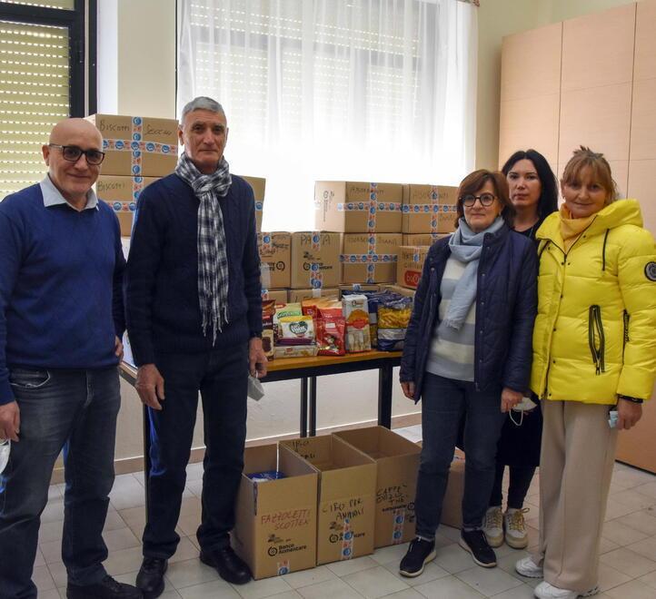 I volontari che hanno raccolto i prodotti donati