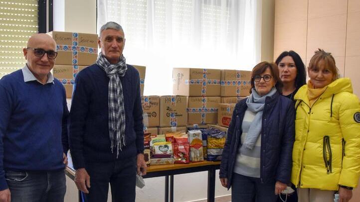 I volontari che hanno raccolto i prodotti donati
