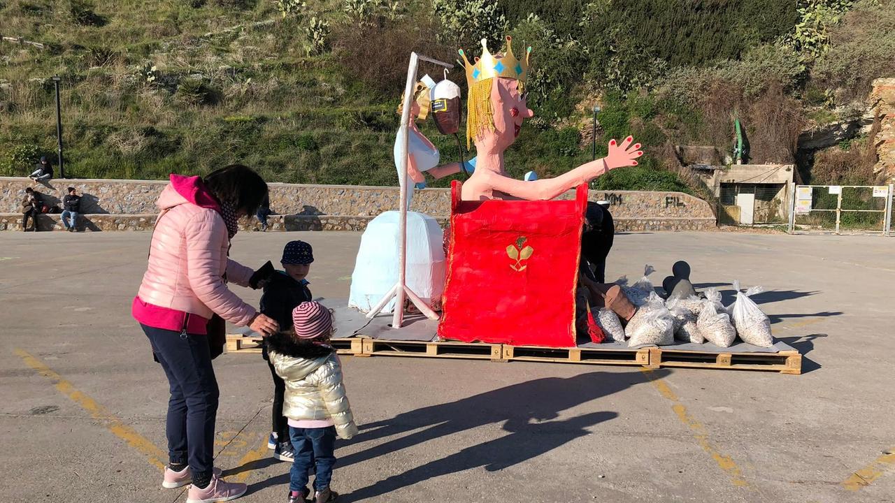 Bambini già sul piazzale d'alaggio a salutare Cicciolo