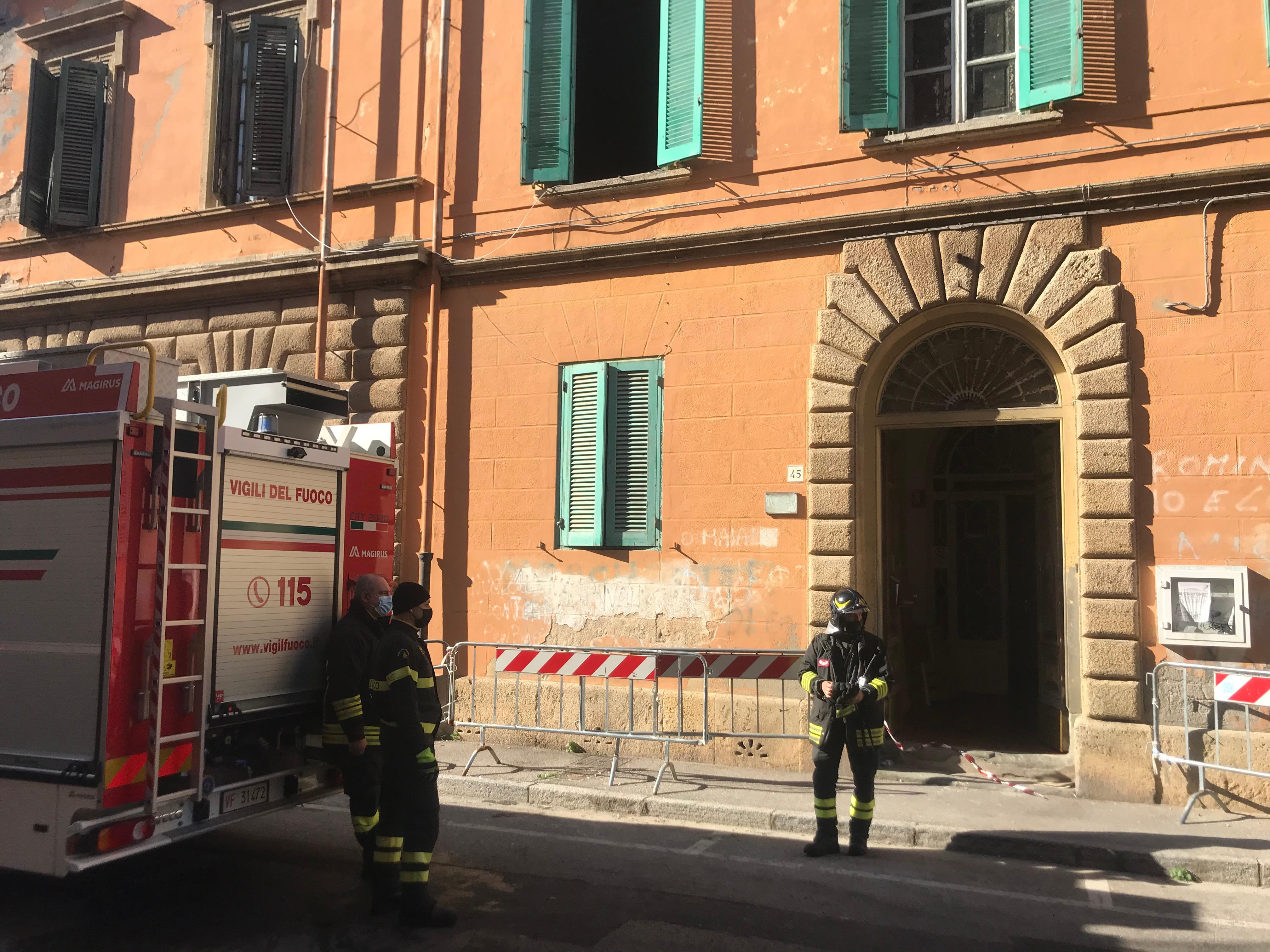Paura in Borgo, incendio nella palazzina occupata di via degli Asili