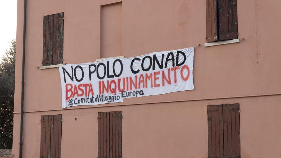 Modena, Polo Conad, è scontro sugli striscioni e stasera assemblea di fuoco col sindaco
