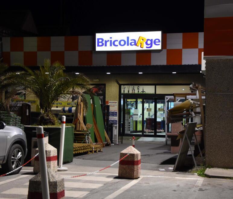 Il negozio assaltato dai ladri (foto Bf)