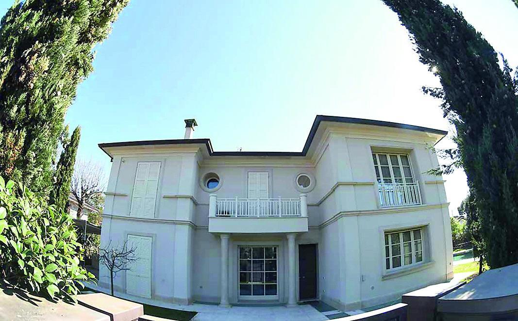 L’esterno della villa di Volodymyr Zelensky a Vittoria Apuana