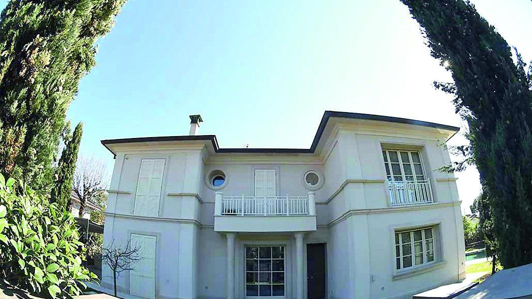 L’esterno della villa di Volodymyr Zelensky a Vittoria Apuana