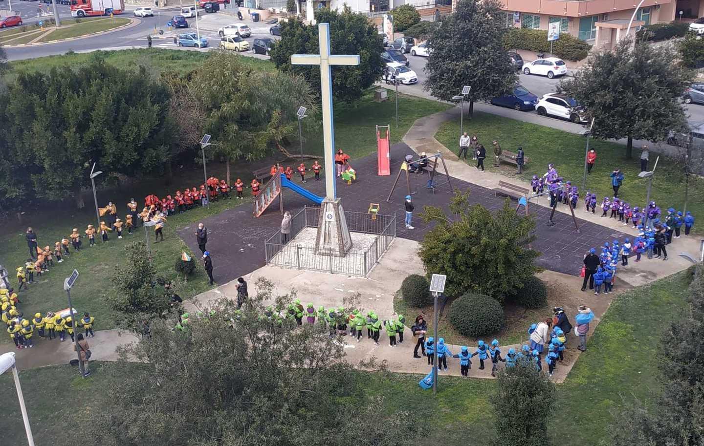 I bimbi in corteo al grido di “pace” 