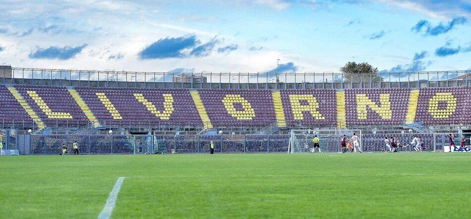 Il prato dello stadio che sarà sostituito da un nuovo manto sintetico di nuova generazione, scelto di recente anche dalla Figc per i campi di Coverciano