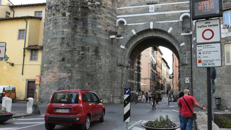 Lucca: accessi Ztl, 44mila sanzioni in un anno. In Santa Maria il varco più castigatore