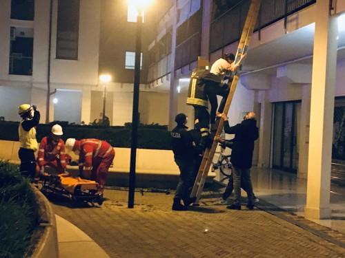 I vigili del fuoco mettono in salvo una delle persone del condominio