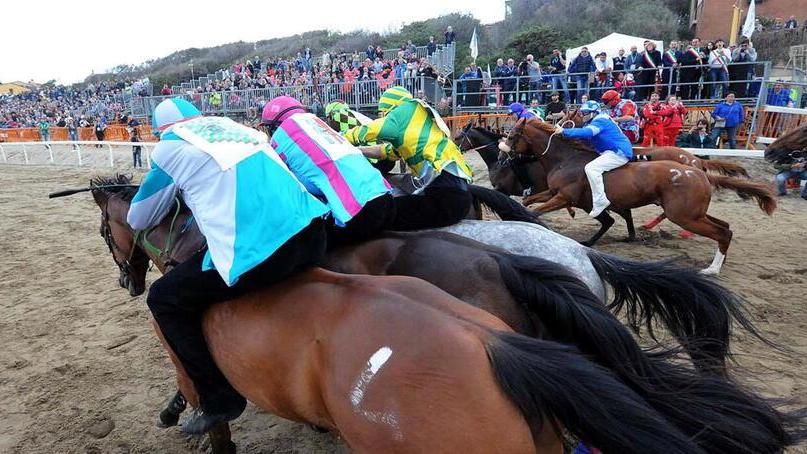 Una passata edizione del Palio della Costa Etrusca sulla spiaggia di San Vincenzo