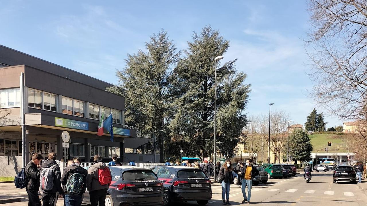Vignola, falso allarme bomba all'istituto Levi . Tutti a casa