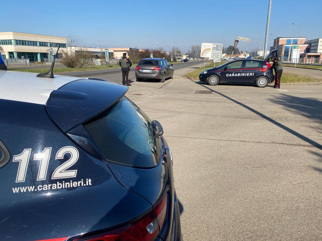 Casalgrande, pusher ricercato sorpreso con documenti falsi e droga: arrestato