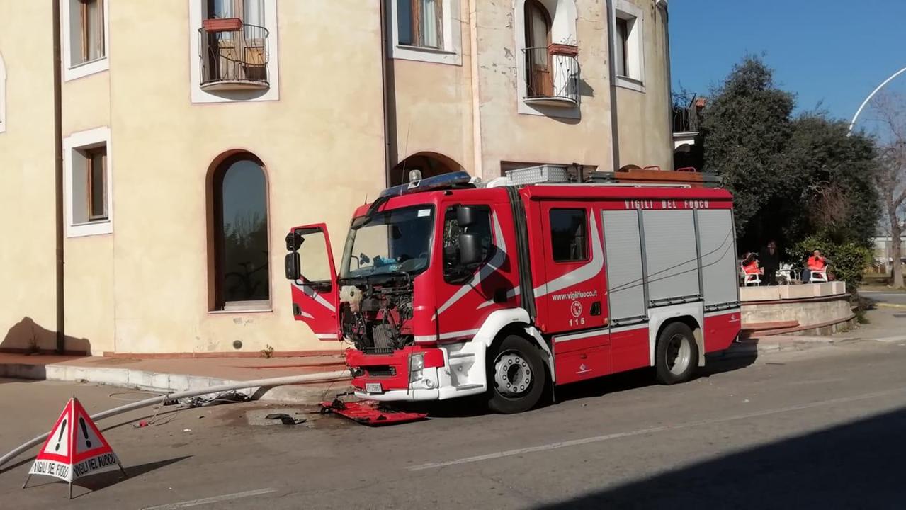 Tortolì, mezzo dei vigili del fuoco finisce contro un palo