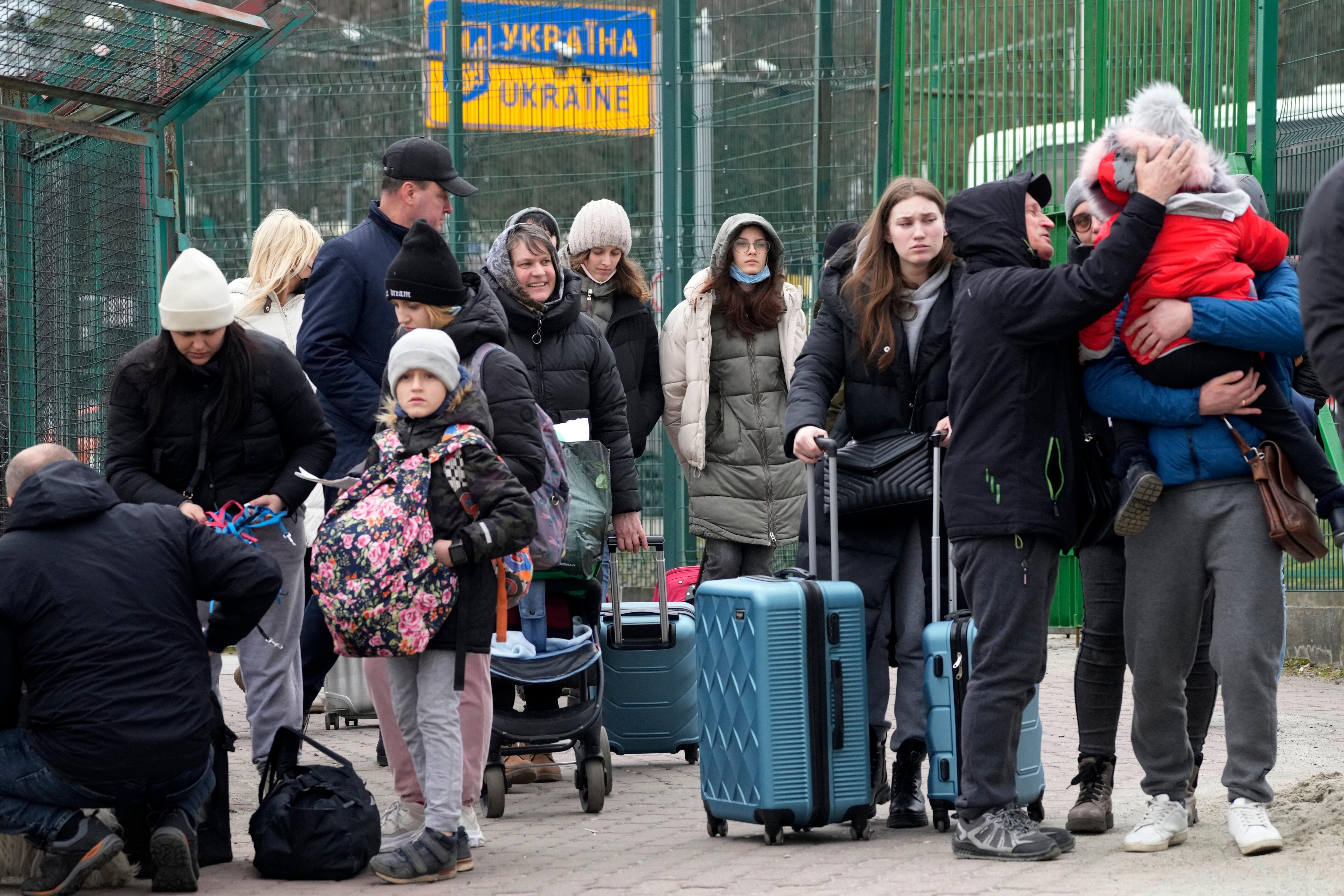 Profughi ucraini a Medyka, appena varcata la frontiera con la Polonia (foto AP/La Presse)