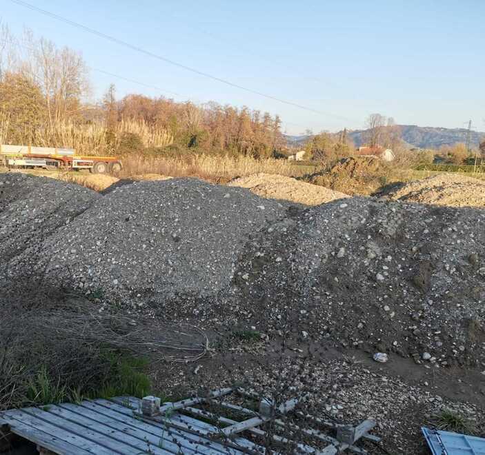 Pietrasanta, scaricano una valanga di terra in un campo dell’ex Pio Campana 