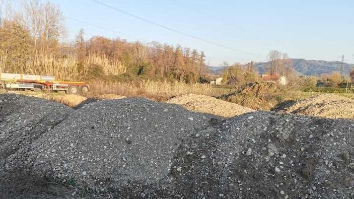 Pietrasanta, scaricano una valanga di terra in un campo dell’ex Pio Campana