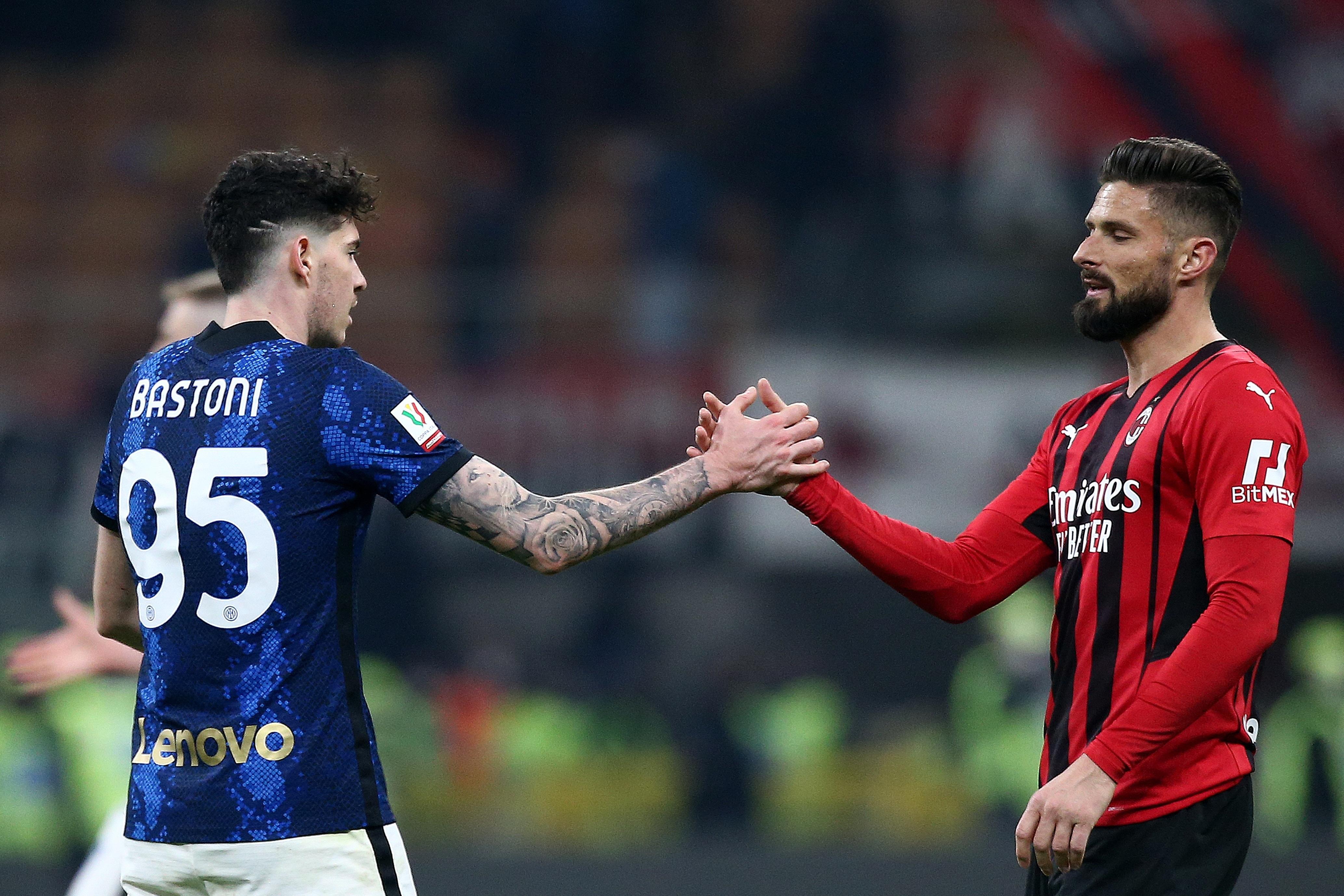 Bastoni e Giroud si danno la mano a fine partita: il derby termina senza reti (Foto Spada/LaPresse)