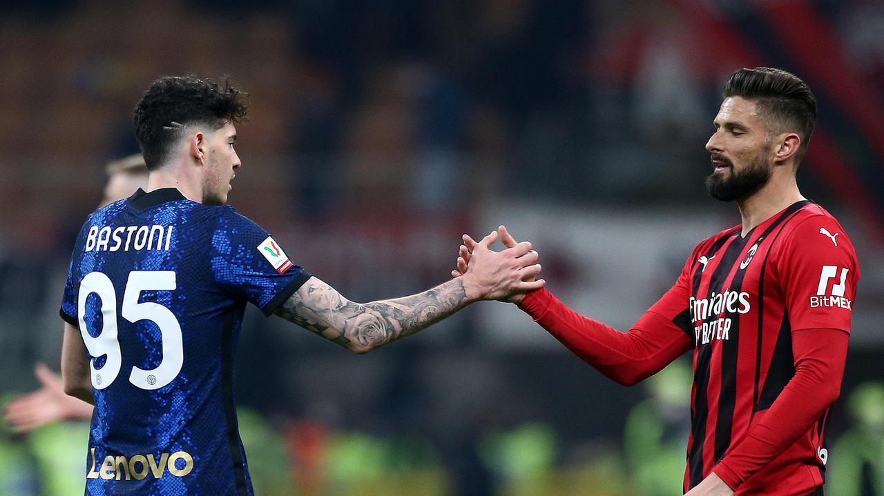 Bastoni e Giroud si danno la mano a fine partita: il derby termina senza reti (Foto Spada/LaPresse)