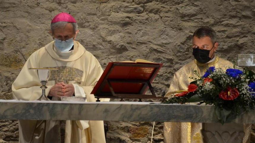 Don Volodymyr Lyupak, a destra, con l’arcivescovo Giovanni Paolo Benotto