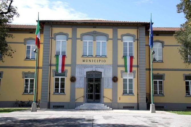Il municipio di Forte dei Marmi: qui una donna russa si è presentata per parlare col sindaco