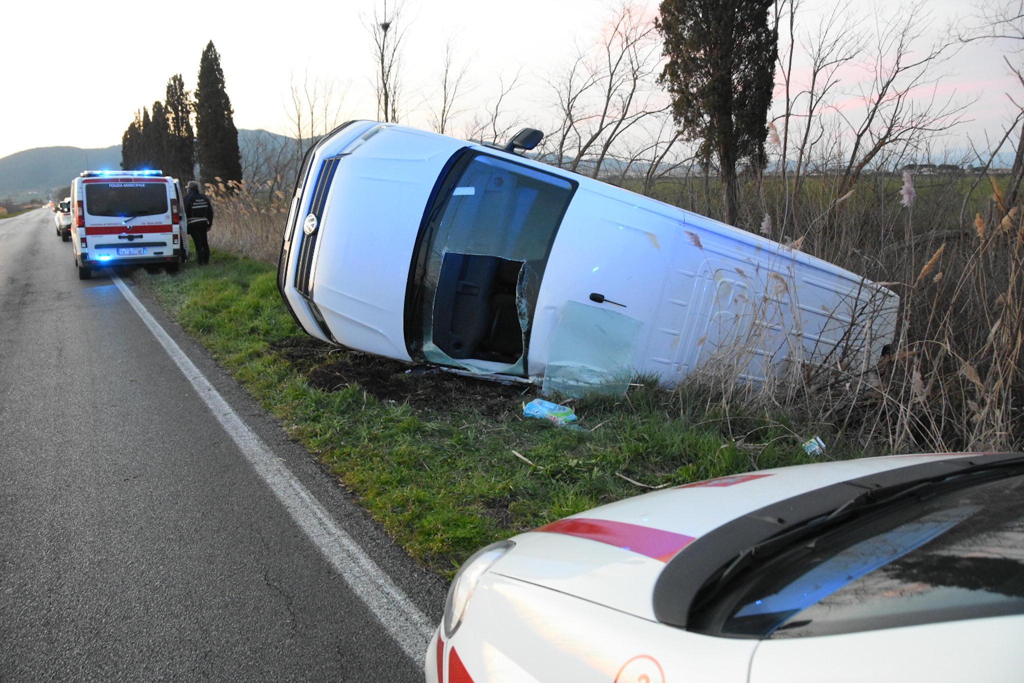 Il furgone ribaltato sulla Castiglionese tra Grosseto e Castiglione della Pescaia (foto Agenzia Bf)