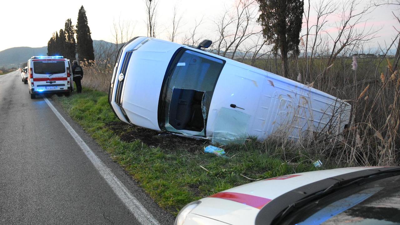 Il furgone ribaltato sulla Castiglionese tra Grosseto e Castiglione della Pescaia (foto Agenzia Bf)
