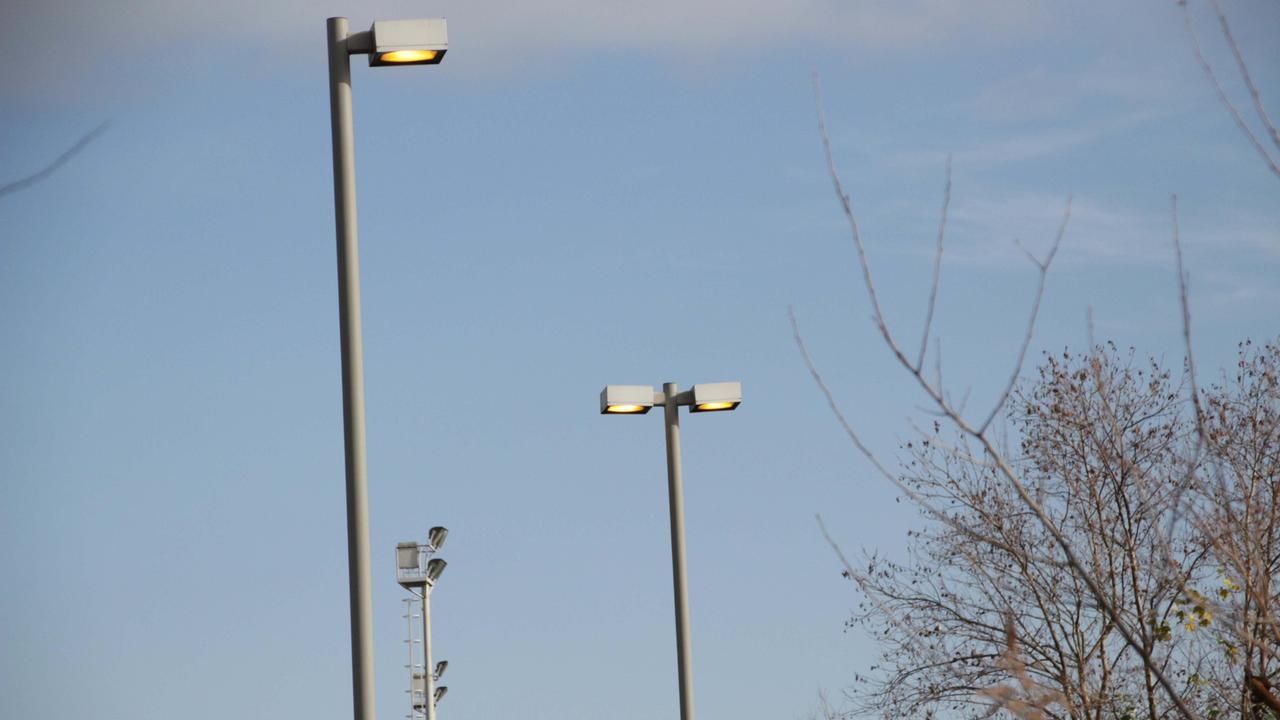 Viareggio, al Varignano parcheggio al buio da tre settimane: «Ci hanno abbandonato»