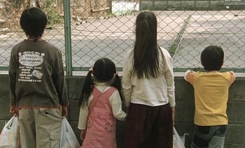Abbandonati dai genitori, dopo 38 anni Maria cerca i suoi fratelli 