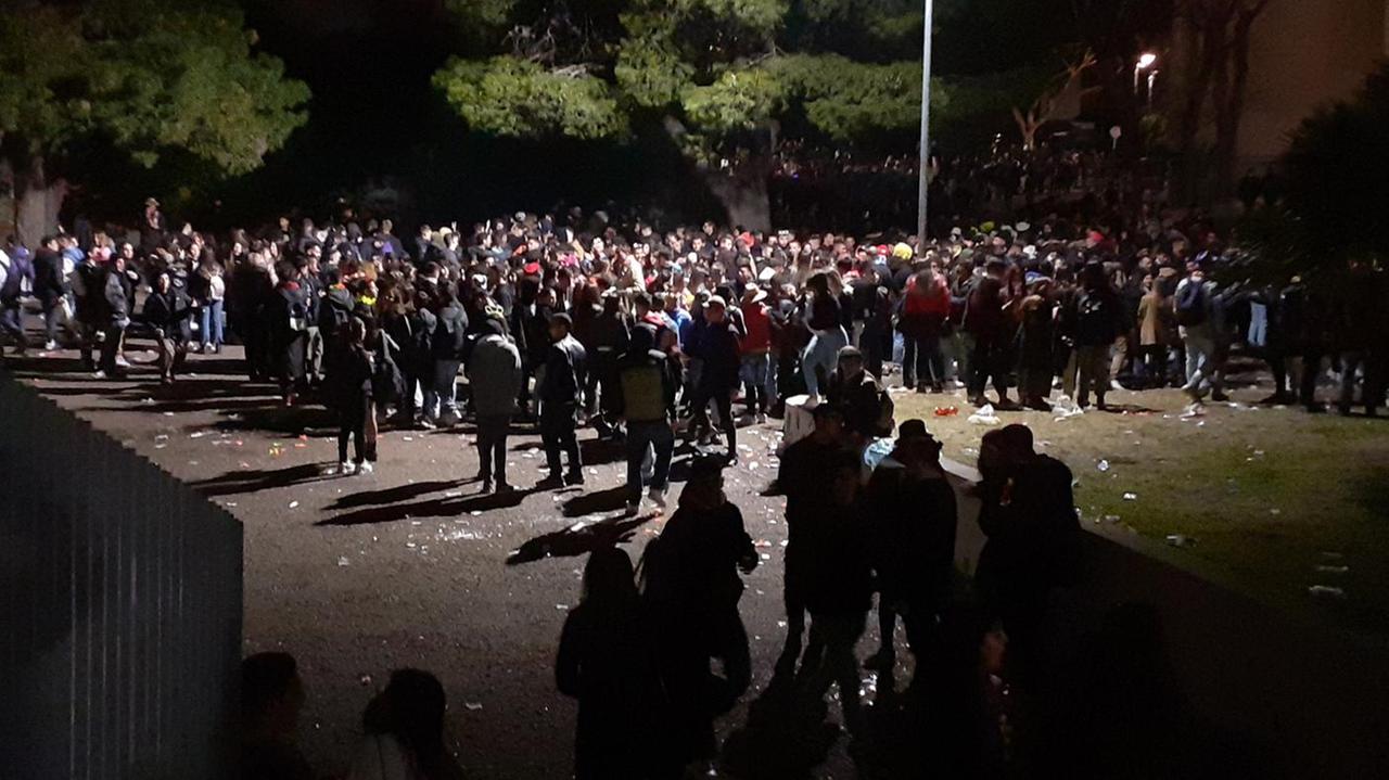 In piazza il solito raduno improvvisato