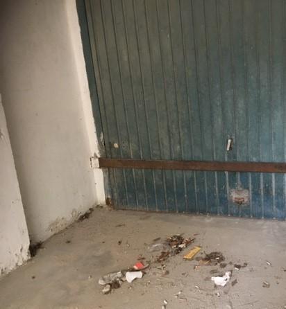 I garage discarica e ritrovo di tossicomani Condomini disperati: Area chiuda l’accesso 