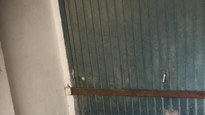 I garage discarica e ritrovo di tossicomani Condomini disperati: Area chiuda l’accesso