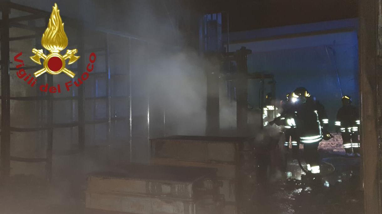 Incendi a Bastiglia e Serramazzoni. In fiamme un capannone e il tetto di una casa