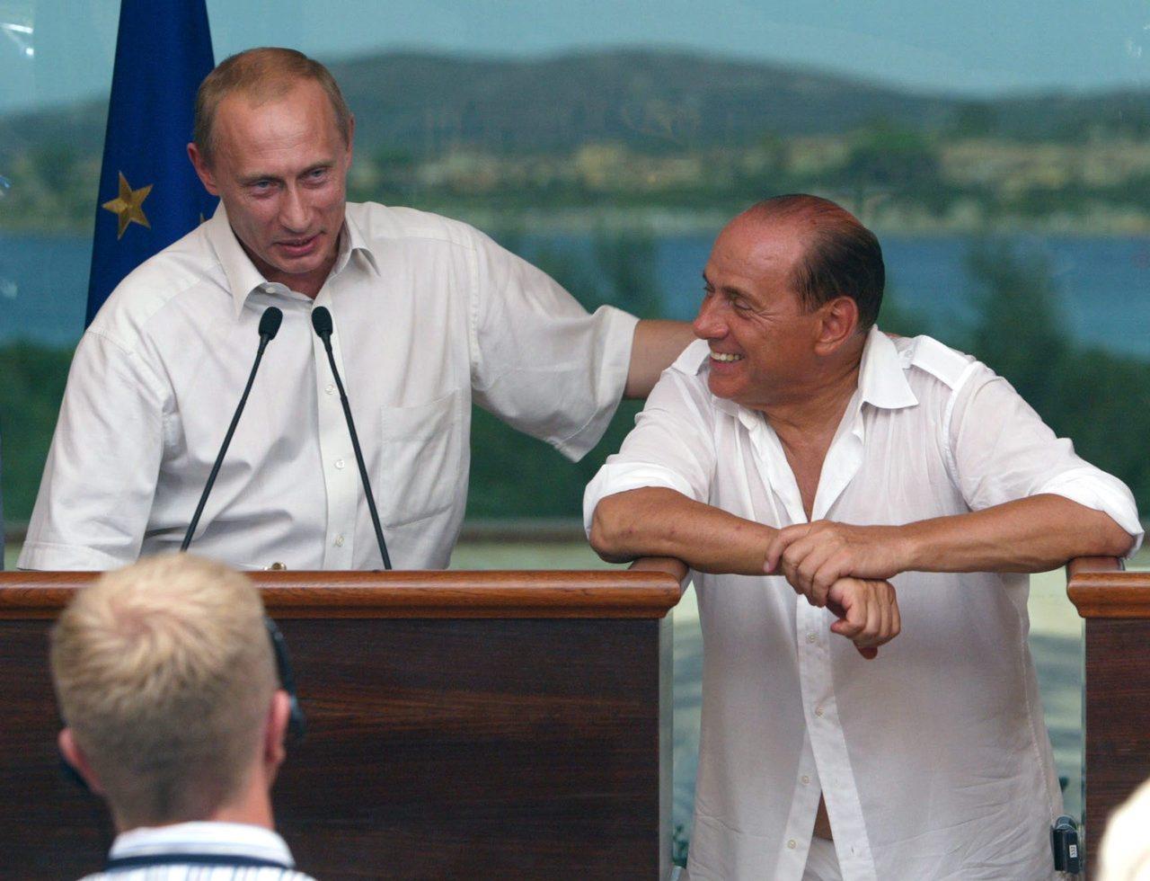 Putin e i vertici in Sardegna tra bagni, feste e lanciamissili