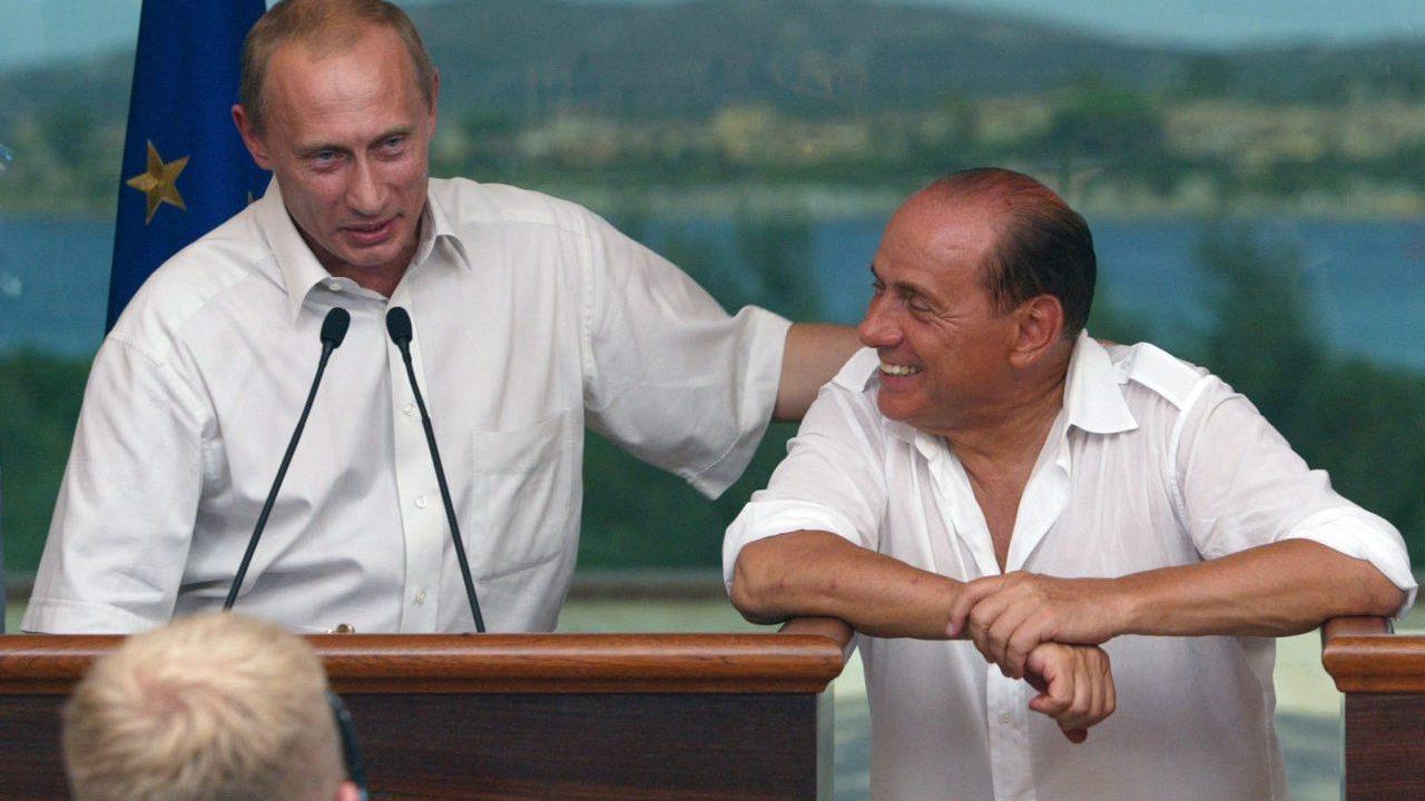 Putin e i vertici in Sardegna tra bagni, feste e lanciamissili