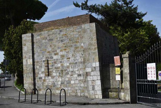 La Torre di Sant'Antonio accanto ad un ingresso del Giardino Scotto