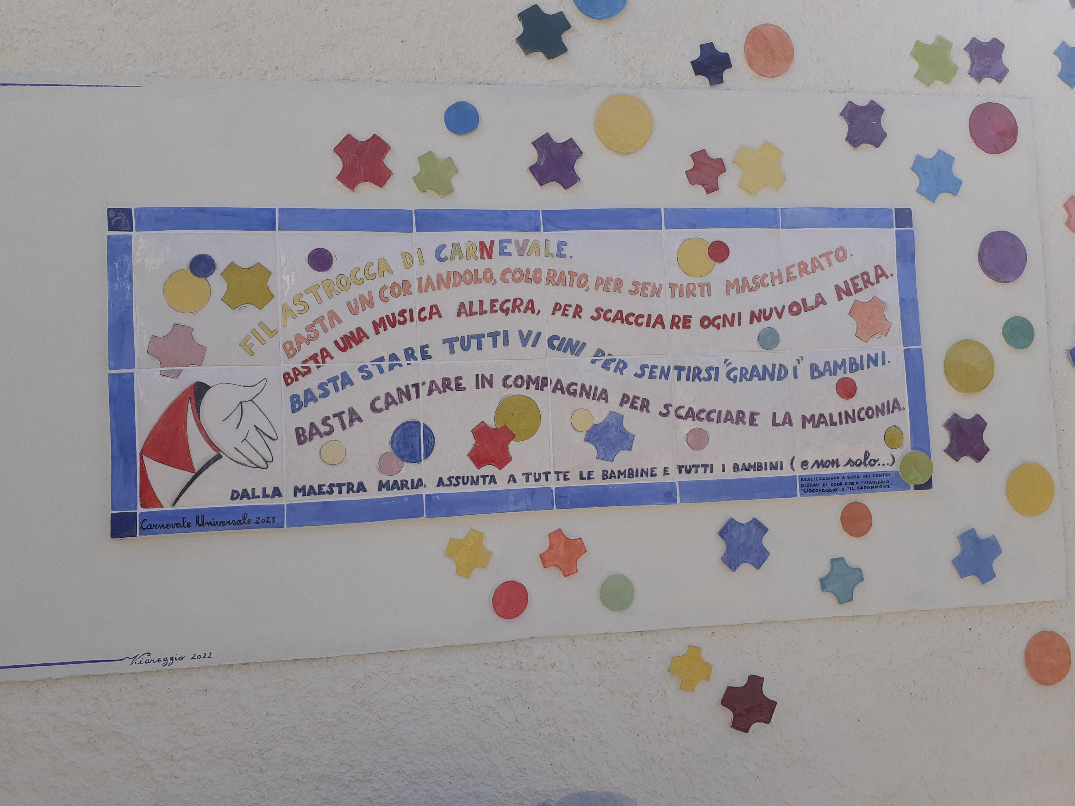 Viareggio, alla scuola Basalari scoperto il murale per la maestra Del Chiaro: "Non ti dimenticheremo" 